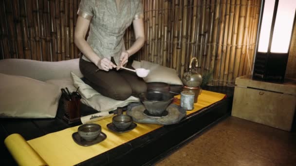 鍋の助けを借りてお茶を注ぐ。お茶会です。唐の時代のスタイルでお茶を醸造します。中国茶オリジナルのメソッドを醸造の二段式. — ストック動画