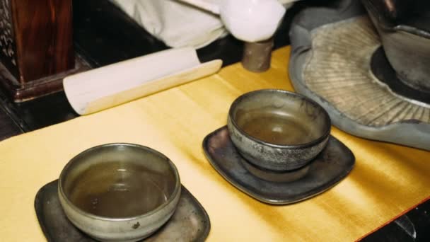 帮助下钢包浇注茶。茶礼。泡茶的唐代风格。分阶段的仪式，以酿造中国茶中的原始方法. — 图库视频影像