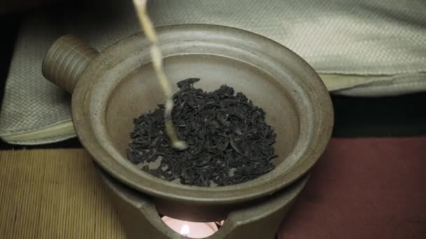 Чайна церемонія. Заварювання чаю в стилі династії Тан. Поетапна церемонії пивоваріння китайського чаю оригінального методу. — стокове відео