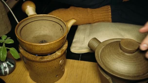 Ceremonia del té. Preparar té al estilo de la dinastía Tang. Una ceremonia escenificada de elaboración de té chino el método original . — Vídeo de stock