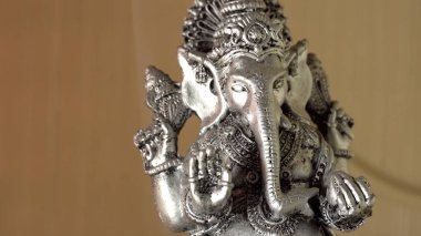 Lord Ganesha ve Hinduizm. Tanrı Ganesha tütsü ile. Ganesha Hinduizm, bilgelik ve refah tanrısı bir sembolü olarak