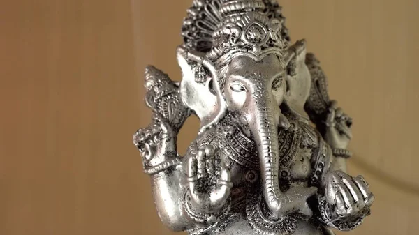 Lorde Ganesha e Hinduísmo. Deidade Ganesha com incenso. Ganesha como um símbolo do hinduísmo, o Deus da sabedoria e prosperidade — Fotografia de Stock