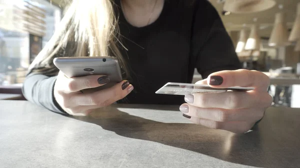 kartı ödeme yolu ile telefon. Modern alışveriş online e-ticaret yolu ile. 