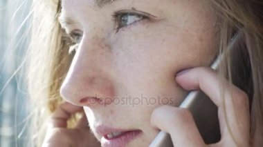 Mutlu kız telefonda konuşurken. Sevdiklerinize telefon ile iletişim. İletişim ve modern teknoloji