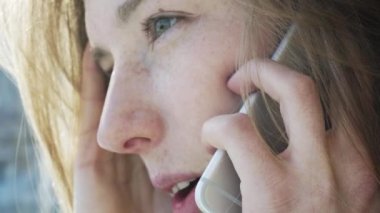 Mutlu kız telefonda konuşurken. Sevdiklerinize telefon ile iletişim. İletişim ve modern teknoloji