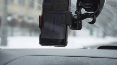 Navigator arabada seyahat ederken. Araç navigasyon ve technol