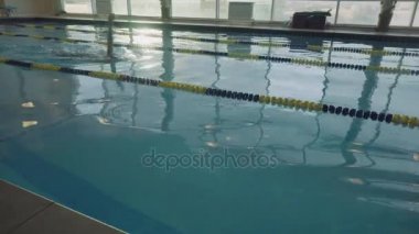 Eğitim havuzu erkek yüzücü. Aktif spor su. Su sporları ve Yüzme yarışmaları