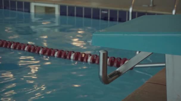 En undervisningsbassäng för simmare. Modern pool för simning och aktiva sport. Blått vatten i poolen i gryningen — Stockvideo