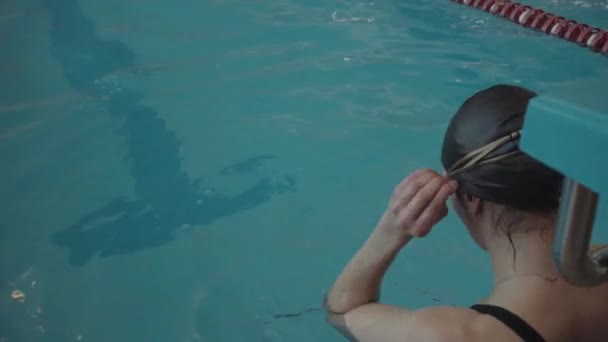 Professional swimmer in the pool. Active sports in the water. Olympic medalist in swimming pool — Stock Video