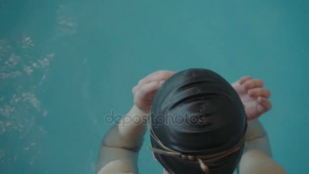 Berufsschwimmer im Becken. Aktivsport im Wasser. Olympiasieger im Schwimmbad — Stockvideo