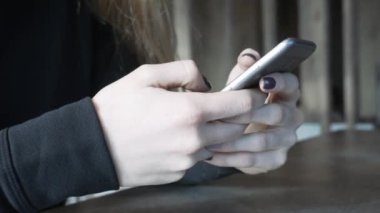 Avrupa kızlar elinde telefon yakın çekim. Yazışma gençlerin sosyal ağlar.