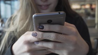 Avrupa kızlar elinde telefon yakın çekim. Yazışma gençlerin sosyal ağlar.