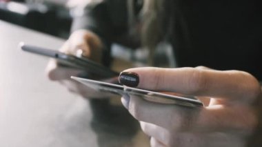 Kız çevrimiçi kartı alışveriş ile öder. Online mağaza Avrupa mal satın alma. Telefon ile kart ödeme