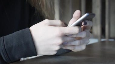 Avrupa kızlar elinde telefon yakın çekim. Yazışma gençlerin sosyal ağlar.