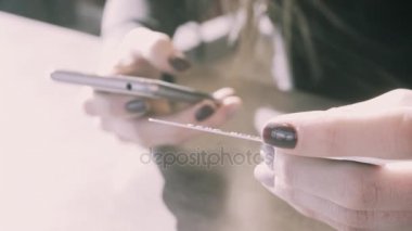 Kız çevrimiçi kartı alışveriş ile öder. Online mağaza Avrupa mal satın alma. Telefon ile kart ödeme