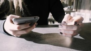 Kız çevrimiçi kartı alışveriş ile öder. Online mağaza Avrupa mal satın alma. Telefon ile kart ödeme