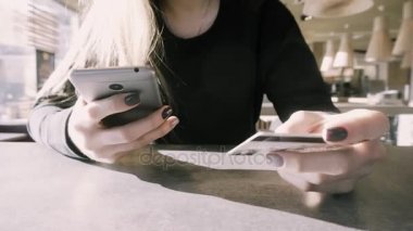 Kız çevrimiçi kartı alışveriş ile öder. Online mağaza Avrupa mal satın alma. Telefon ile kart ödeme