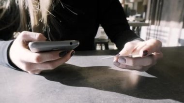 Kız çevrimiçi kartı alışveriş ile öder. Online mağaza Avrupa mal satın alma. Telefon ile kart ödeme