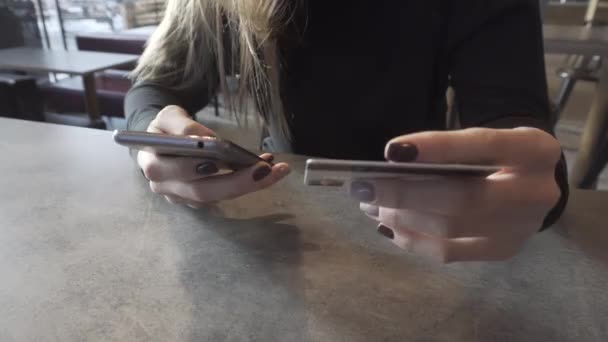 Meisje betaalt met de kaart aankopen online. Het kopen van Europese goederen in de online winkel. Card betaling via telefoon — Stockvideo