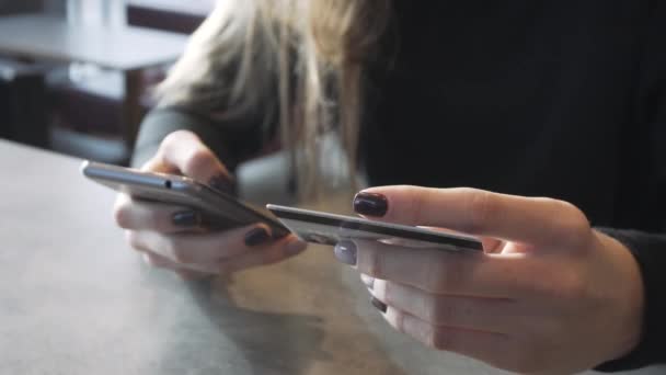 Menina paga com compras de cartão online. Compra de bens europeus na loja online. Pagamento com cartão via telefone — Vídeo de Stock