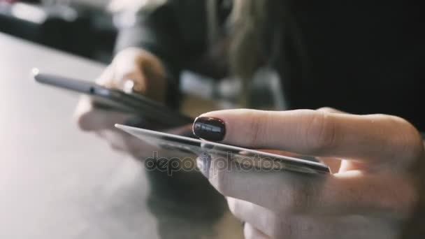 Menina paga com compras de cartão online. Compra de bens europeus na loja online. Pagamento com cartão via telefone — Vídeo de Stock