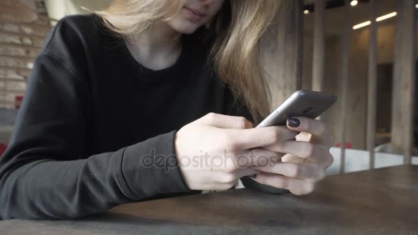 Gros plan du téléphone entre les mains de filles européennes. Correspondance des jeunes sur les réseaux sociaux . — Video