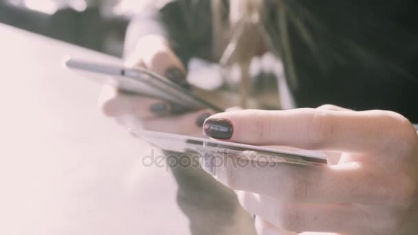 Chica paga con las compras de tarjetas en línea. Compra de productos europeos en la tienda online. Pago con tarjeta por teléfono — Vídeo de stock