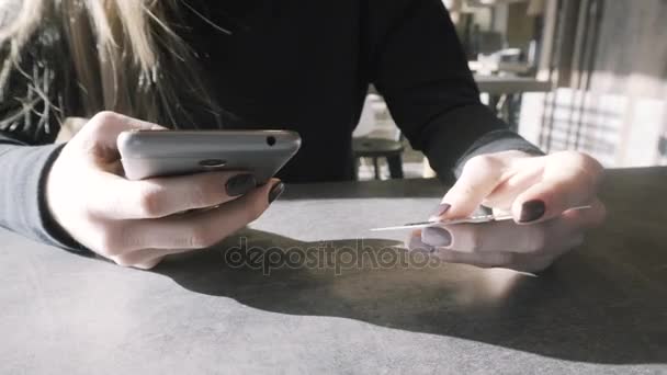 Ragazza paga con gli acquisti di carte online. Comprare merci europee nel negozio online. Pagamento della carta via telefono — Video Stock