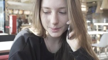 telefonda konuşurken kız gülümseyerek Avrupalılar. Bir kızın telefon olumlu konuşma. Modern iletişim ve sosyal ağlar