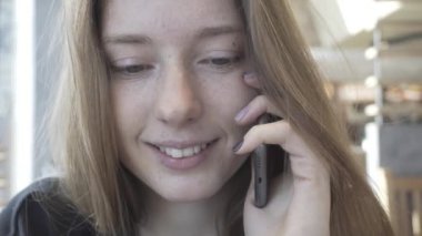 telefonda konuşurken kız gülümseyerek Avrupalılar. Bir kızın telefon olumlu konuşma. Modern iletişim ve sosyal ağlar