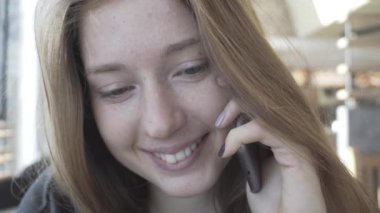 telefonda konuşurken kız gülümseyerek Avrupalılar. Bir kızın telefon olumlu konuşma. Modern iletişim ve sosyal ağlar