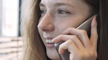 telefonda konuşurken kız gülümseyerek Avrupalılar. Bir kızın telefon olumlu konuşma. Modern iletişim ve sosyal ağlar