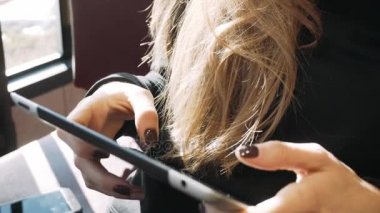 bir kız tablet üzerinde bir ileti yazar. Internet iletişim ve sosyal hizmetler. Telefonu tutan eller