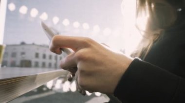 bir kız tablet üzerinde bir ileti yazar. Internet iletişim ve sosyal hizmetler. Telefonu tutan eller