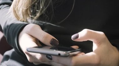 Avrupa kızlar elinde telefon yakın çekim. Yazışma gençlerin sosyal ağlar.
