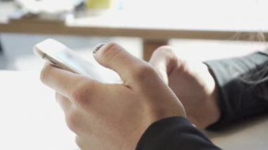 Avrupa kızlar elinde telefon yakın çekim. Yazışma gençlerin sosyal ağlar.