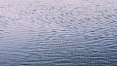 doku akan bir nehir su