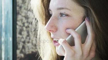 telefonda konuşurken kız gülümseyerek Avrupalılar. Bir kızın telefon olumlu konuşma. Modern iletişim ve sosyal ağlar