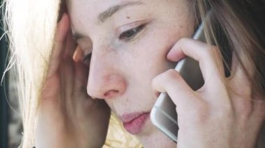 telefonda konuşurken kız gülümseyerek Avrupalılar. Bir kızın telefon olumlu konuşma. Modern iletişim ve sosyal ağlar