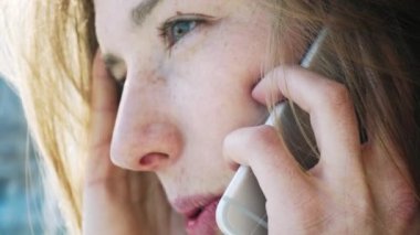 telefonda konuşurken kız gülümseyerek Avrupalılar. Bir kızın telefon olumlu konuşma. Modern iletişim ve sosyal ağlar
