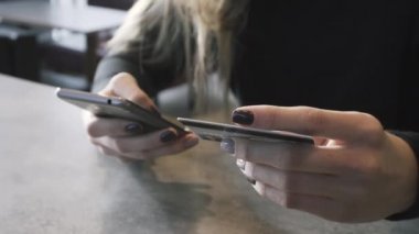 Kız çevrimiçi kartı alışveriş ile öder. Online mağaza Avrupa mal satın alma. Telefon ile kart ödeme