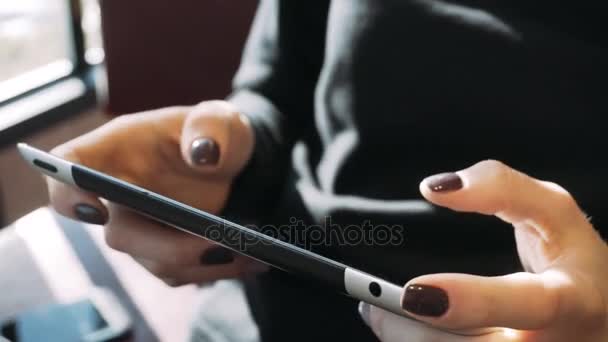 一个女孩在平板电脑上写一条消息。互联网通讯和社会服务。女性手里拿着电话 — 图库视频影像