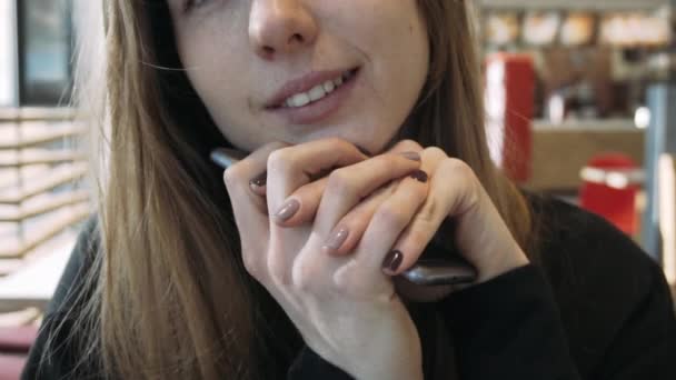 La ragazza sorridente europea che parla al telefono. Conversazione positiva di una ragazza al telefono. Comunicazione moderna e social network — Video Stock