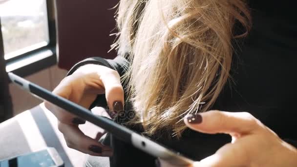Dívka píše zprávy na tabletu. Komunikace mezi Internetem a sociálních služeb. Ženské ruce drží telefon — Stock video