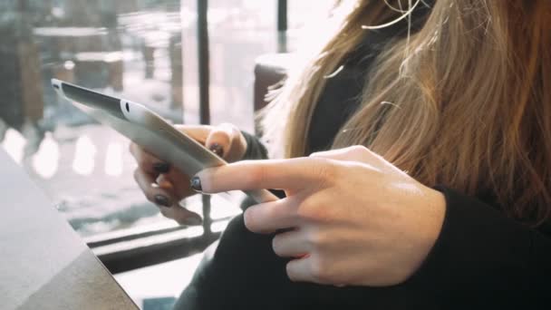 Una chica escribe un mensaje en la tableta. Comunicaciones por Internet y servicios sociales. Manos femeninas sosteniendo teléfono — Vídeos de Stock