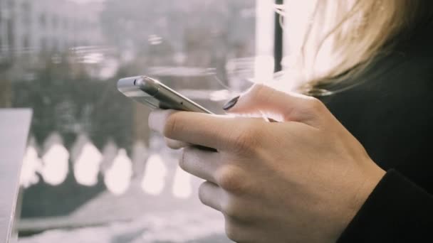 Gros plan du téléphone entre les mains de filles européennes. Correspondance des jeunes sur les réseaux sociaux . — Video