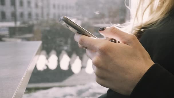 Närbild av telefonen i händerna på Europeiska flickor. Korrespondens av unga människor i sociala nätverk. — Stockvideo