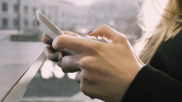 Close-up do telefone nas mãos de meninas europeias. Correspondência dos jovens nas redes sociais . — Vídeo de Stock