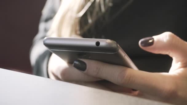 Close-up van de telefoon in de handen van Europese meisjes. Correspondentie van jonge mensen in sociale netwerken. — Stockvideo