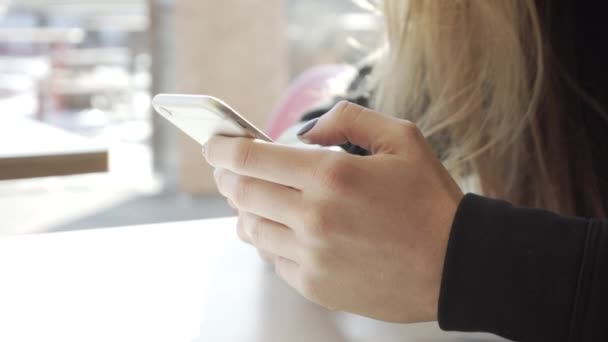 Primer plano del teléfono en las manos de las chicas europeas. Correspondencia de los jóvenes en las redes sociales . — Vídeos de Stock
